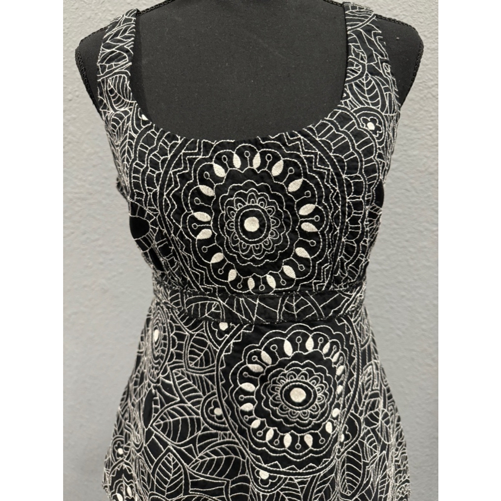 Nine West Sleeveless Embroidered Black and White Tunic Top - Size 12 - Picture 2 of 9